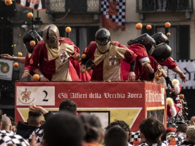 Italy: Ấn tượng lễ hội ném cam kỳ lạ