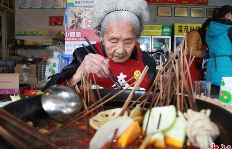 Trung Quốc: Dân mạng "phát sốt" vì cụ bà 98 tuổi có thói quen ăn uống như thanh niên