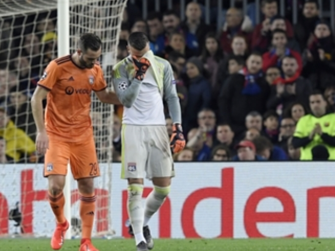 Va chạm mạnh với Coutinho, thủ môn Lyon mất trí nhớ tạm thời