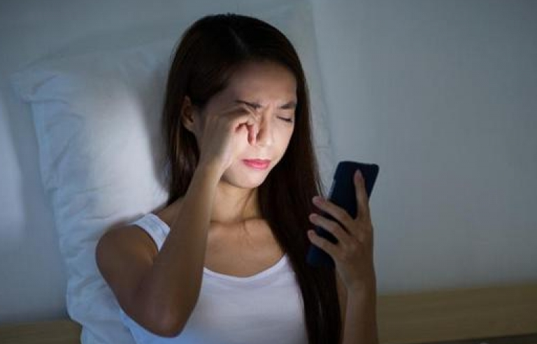 Sự nguy hiểm của thói quen ngủ thiếp khi đang "lướt điện thoại"