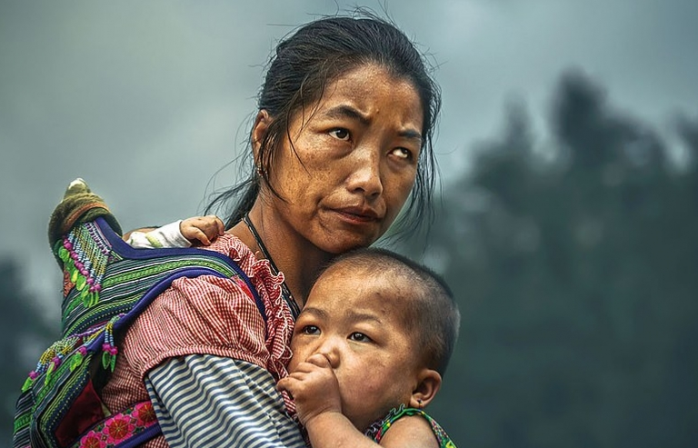 Bức ảnh mẹ con dân tộc H'Mông đoạt giải thưởng gần 3 tỷ đồng bị "bóc mẽ"