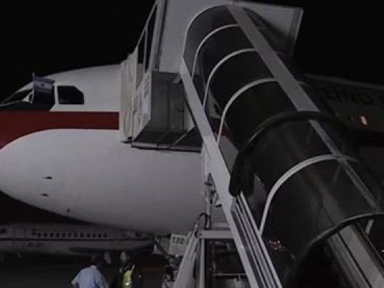 Nhà vua Tây Ban Nha “mắc kẹt” tại sân bay Argentina vì... thang máy bay