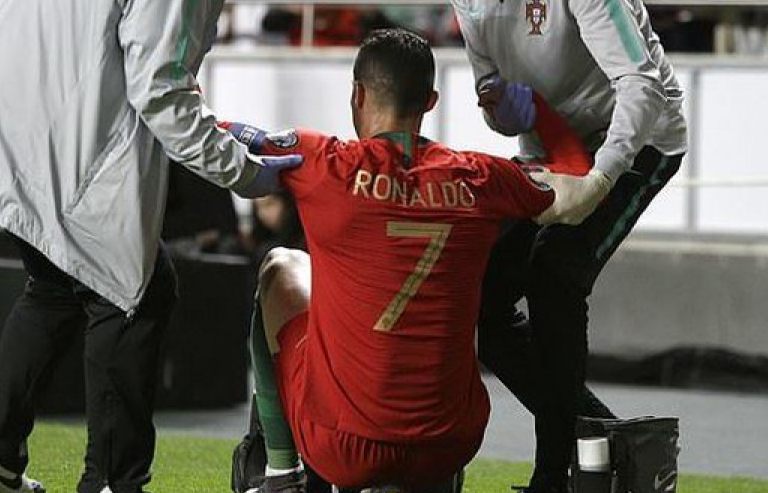 C.Ronaldo dính chấn thương, có nguy cơ lỡ hẹn với tứ kết Champions League