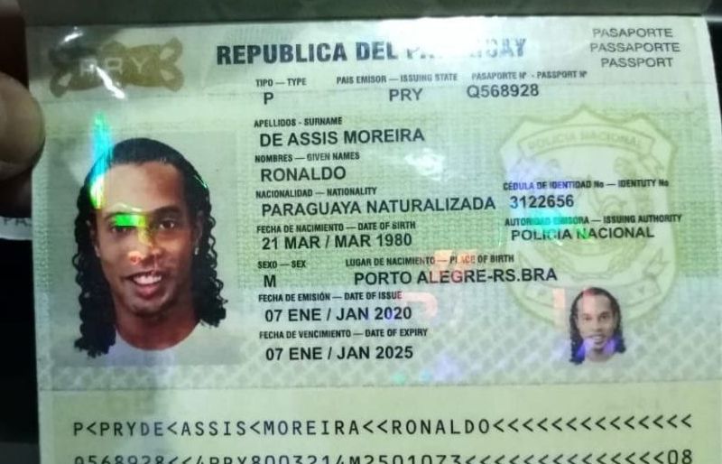Ronaldinho bị bắt vì sử dụng hộ chiếu giả