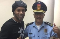 ronaldinho ghi 5 ban de vo dich giai futsal trong tu