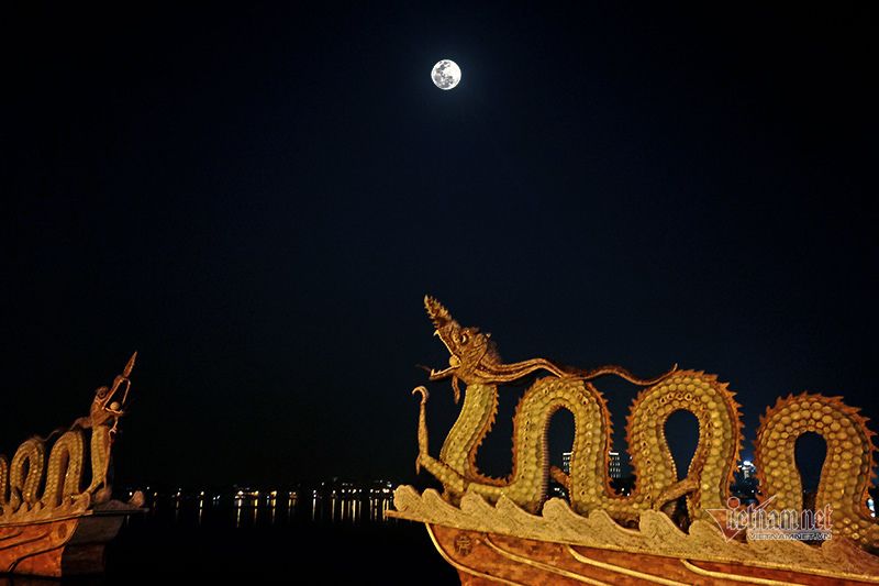 Siêu trăng Hà Nội tràn ngập ánh sáng bí ẩn, tạo nên một khung cảnh đầy thơ mộng và lãng mạn. Hãy giữ chặt ảnh này và cùng trải nghiệm cuộc sống đầy màu sắc của thủ đô.