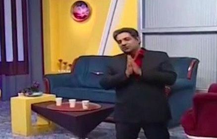 Iran: MC truyền hình quỳ gối xin người dân ở trong nhà vì Covid-19