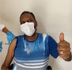 Vua bóng đá Pele hào hứng khoe được tiêm vaccine phòng Covid-19