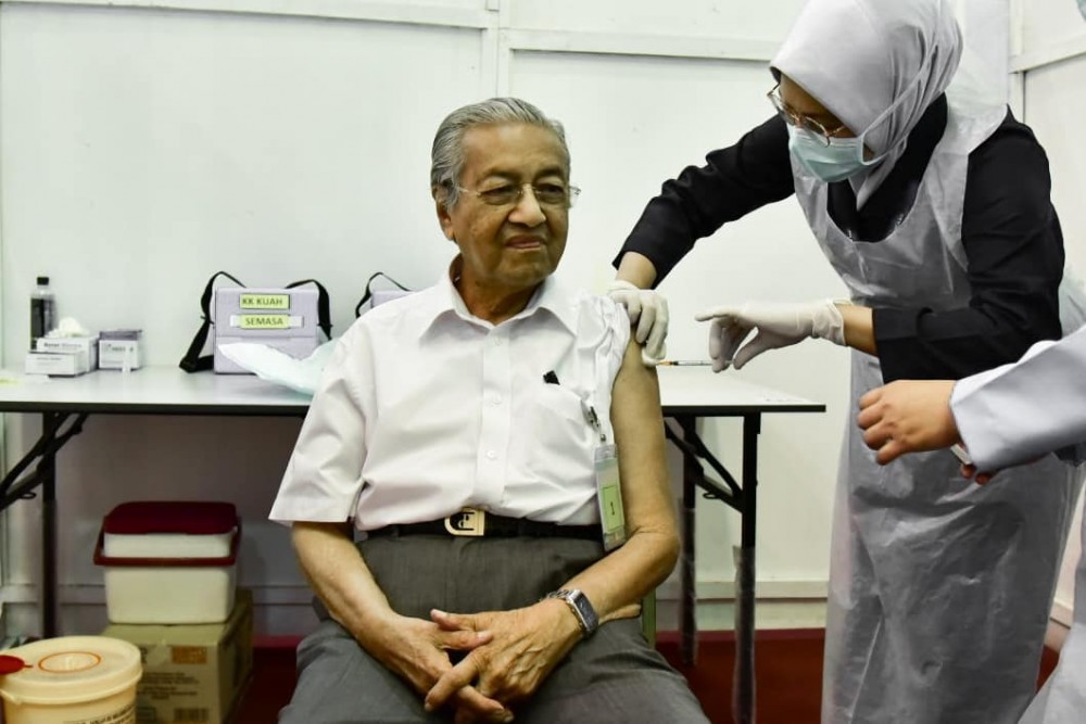 Cựu Thủ tướng Mahathir trở thành người Malaysia già nhất tiêm vaccine ngừa Covid-19