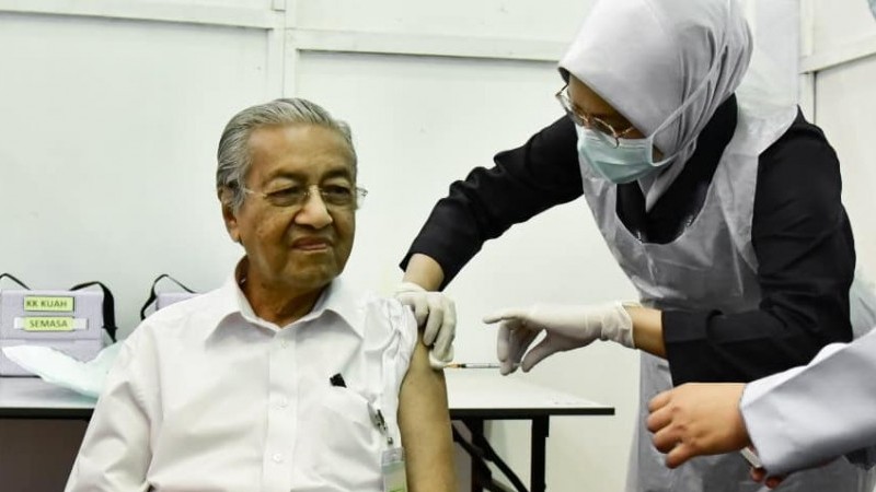 Cựu Thủ tướng Mahathir trở thành người già nhất Malaysia tiêm vaccine ngừa Covid-19