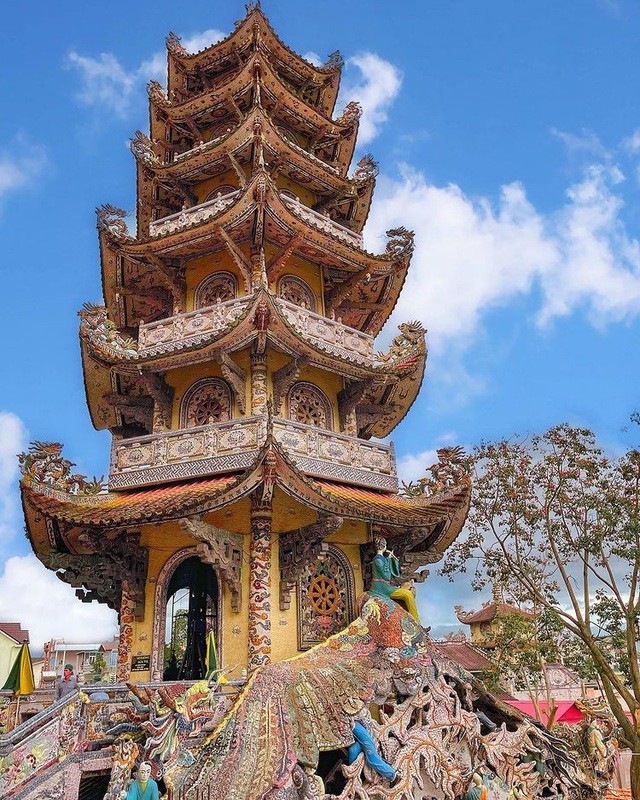Ngôi chùa ve chai giữ nhiều kỷ lục nhất Việt Nam