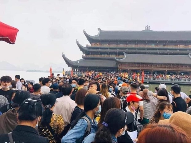 Hàng vạn người đi lễ chùa Tam Chúc đầu Xuân gây tắc nghẽn chưa từng có