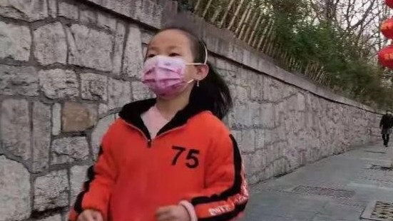 Câu chuyện cảm động: Bé gái 7 tuổi chạy bền mỗi ngày 10km mong mau lớn để hiến tủy cứu chị