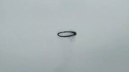 Nhiều đồn đoán về video vòng tròn đen kỳ lạ xuất hiện trên bầu trời