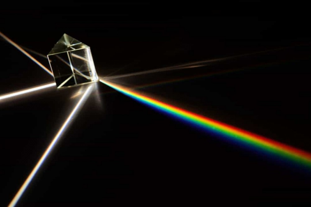 Năm 1666, Issac Newton đã sử dụng lăng kính để quan sát ánh sáng Mặt Trời và kết luận rằng ánh sáng bao gồm nhiều màu khác nhau.