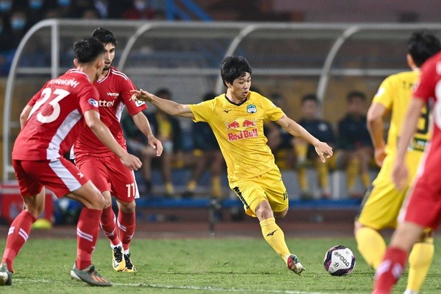 Hoàng Anh Gia Lai: Vươn lên đứng đầu V-League 2021; Công Phượng lần đầu ghi bàn, hết lời khen ngợi HLV Kiatisuk