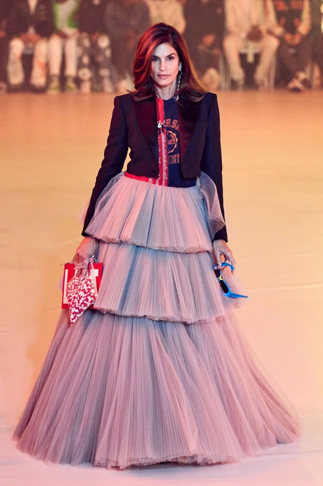 Xuất hiện trong show Off-White Thu đông 2022 thuộc Paris Fashion Week, siêu mẫu 56 tuổi Cindy Crawford giới thiệu bộ váy xếp tầng bồng bềnh phối blazer vạt lửng. Đây là buổi trình diễn đầu tiên của thương hiệu này kể từ khi người sáng lập kiêm giám đốc điều hành Virgil Abloh qua đời hồi tháng 11/2021.