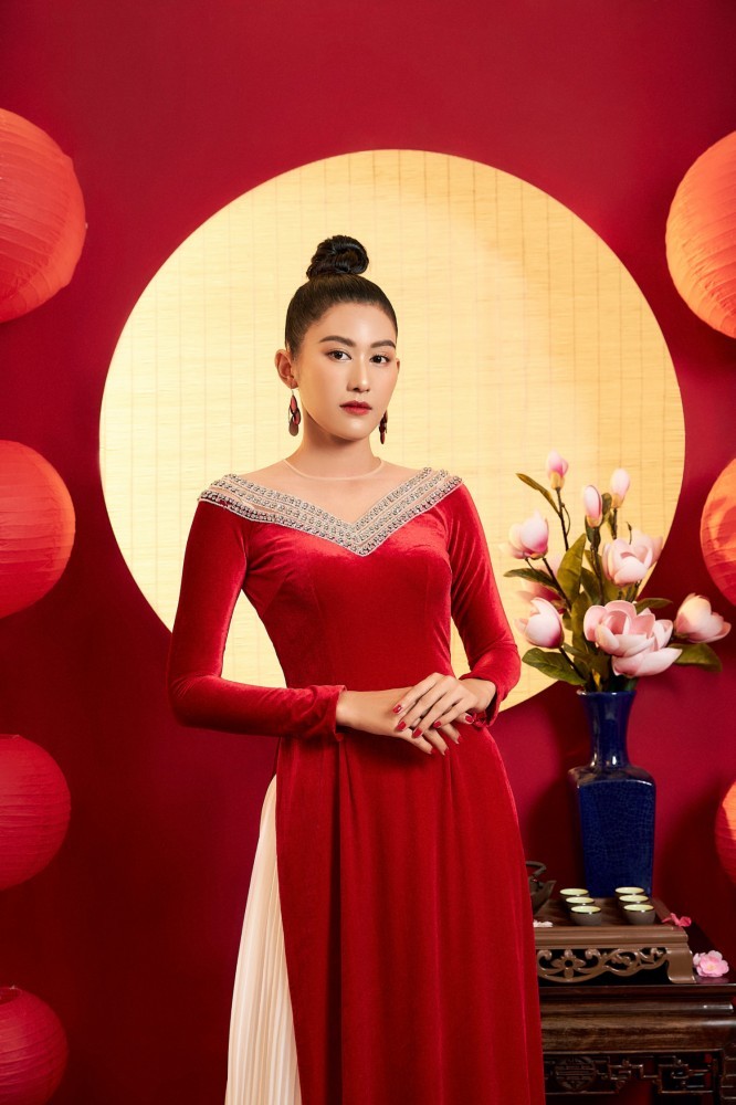 Người mẫu Ngô Trúc Linh làm nàng thơ trong bộ sưu tập áo dài 'Vũ khúc Khổng Tước' của NTK Linh Bùi. Nhờ nét đẹp Kinh - Khmer - Hoa cùng chiều cao lý tưởng (1,7 m) người đẹp sinh năm 1992 từng vào Top 5 Hoa hậu Hoàn vũ Việt Nam 2015.