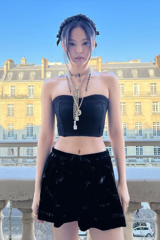 Why Blackpinks Jennie Wore a BandAid to Chanels Paris Fashion Week Show  After Injury