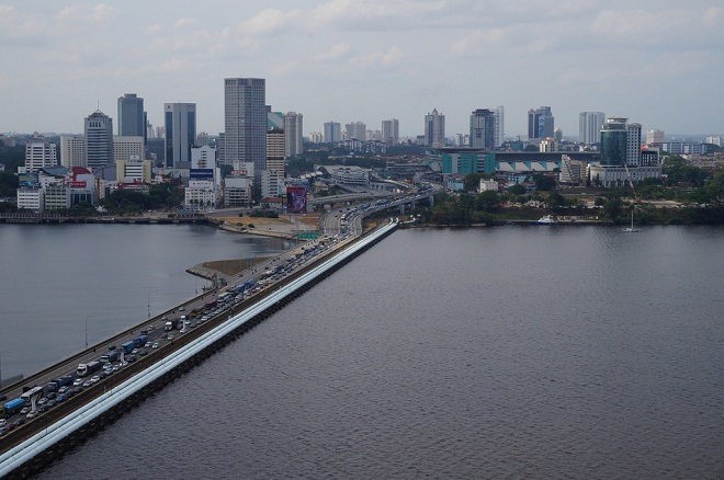 Đường biên giới giữa Singapore và Malaysia còn đóng vai trò của một cây cầu lớn, giúp việc giao thông đi lại giữa hai quốc gia thêm thuận lợi.