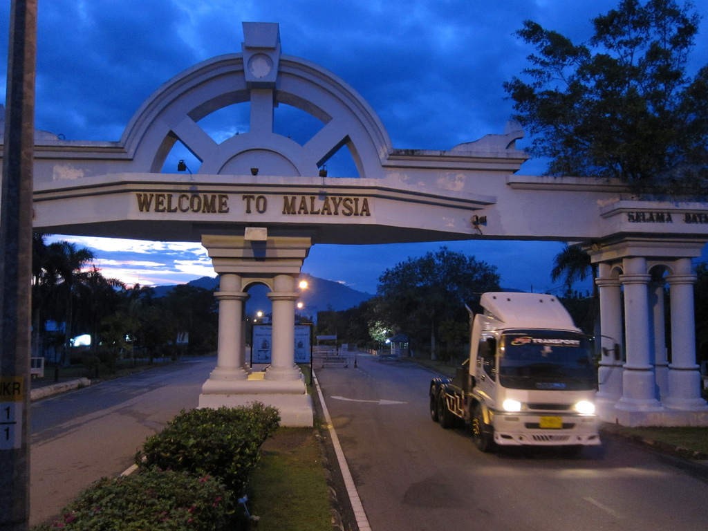 Đường biên giới của Malaysia và Thái Lan được thiết kế như một trạm kiểm soát giao thông.