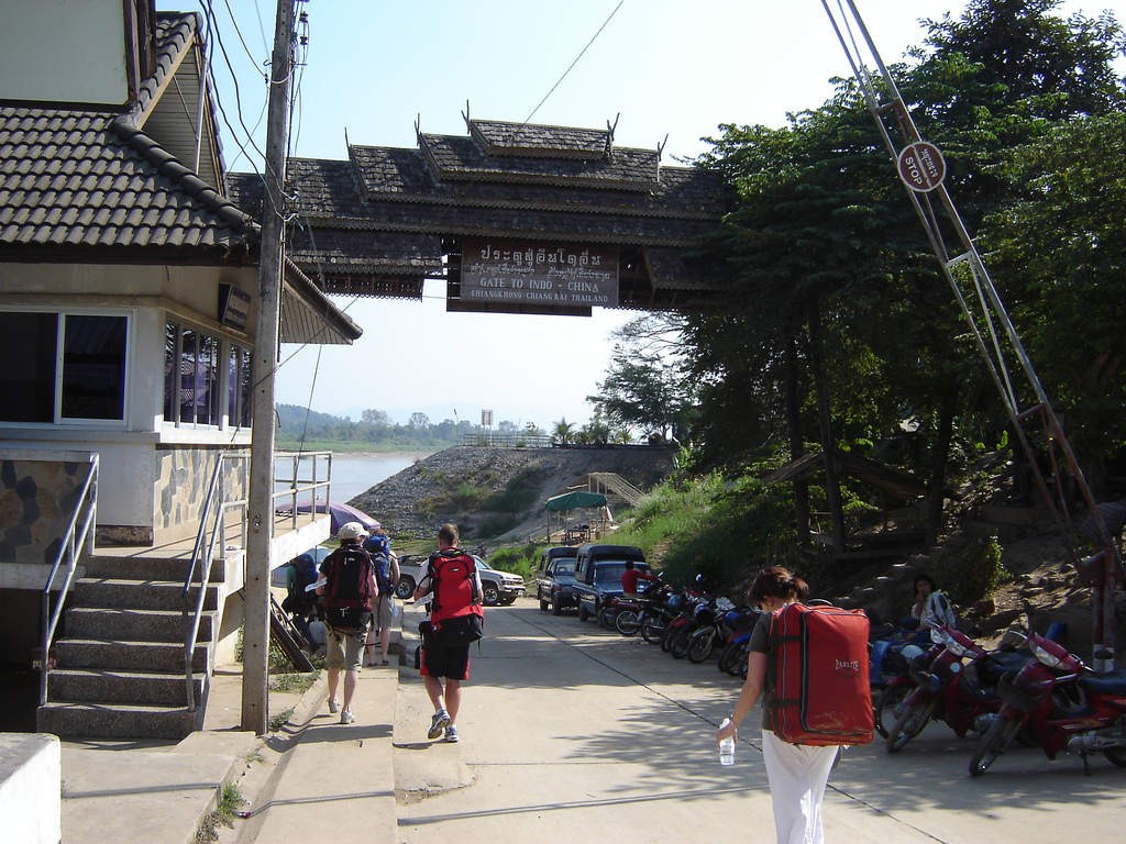Nơi phân chia hai nước Thái Lan và Lào được đánh dấu bằng một cửa khẩu với thiết kế mang nét phương Đông, có lớp mái nhiều tầng.