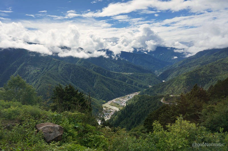 Bên cạnh hẻm núi sâu hun hút có dòng nước chảy vắt ngang qua là đường biên giới tự nhiên giữa Trung Quốc với Bhutan - Vương quốc của Phật giáo.