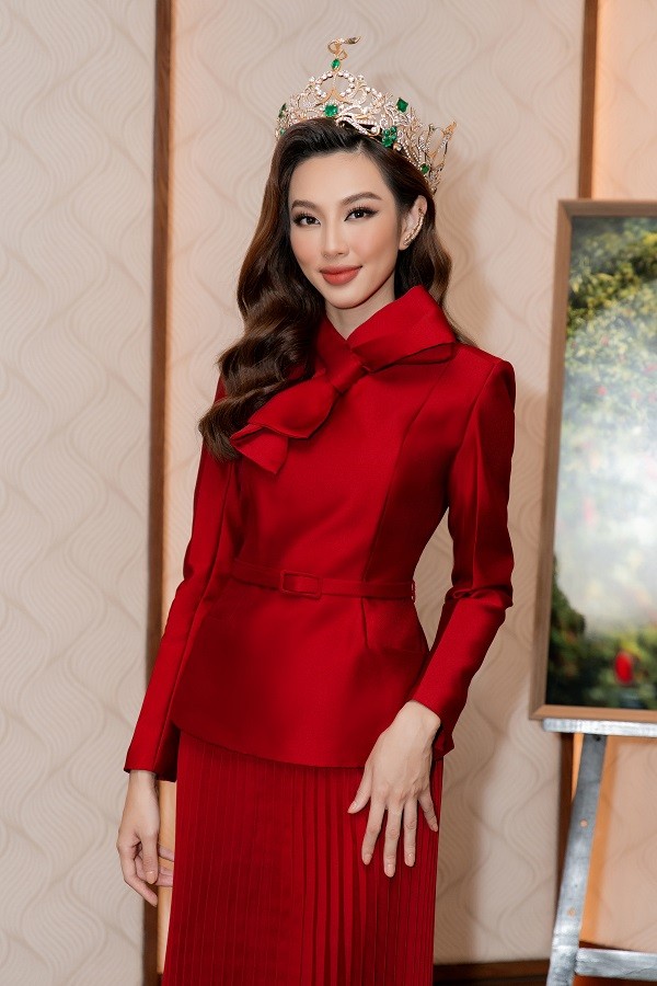 Hoa hậu Thùy Tiên thanh lịch với sắc đỏ và trắng