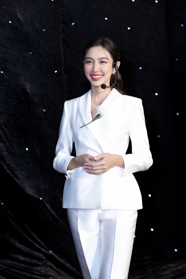 Hoa hậu Thùy Tiên thanh lịch với sắc đỏ và trắng