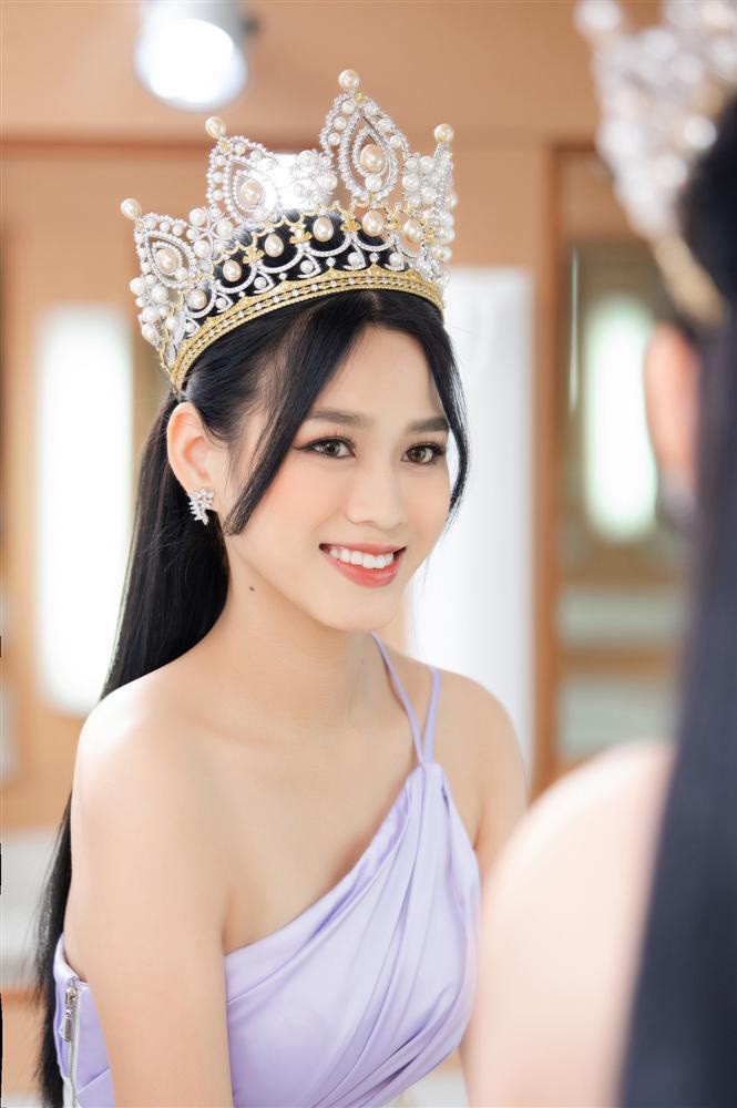 Hoa hậu Đỗ Thị Hà trưởng thành qua phong cách trang điểm