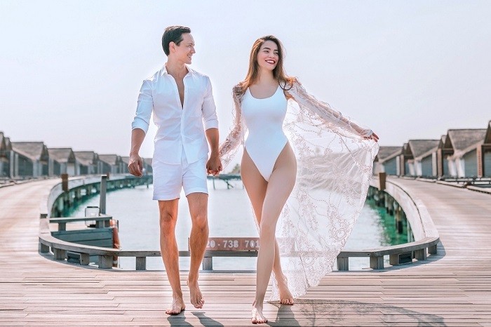Hồ Ngọc Hà - Kim Lý đồng điệu thời trang đi biển