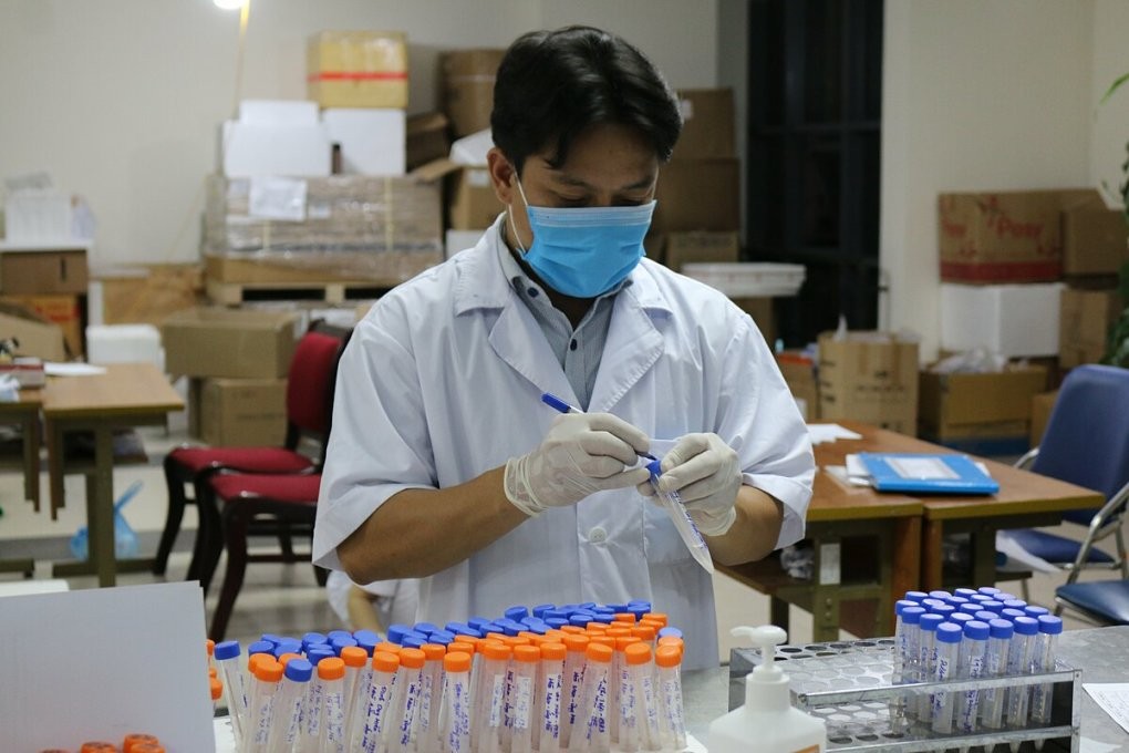 Nhân viên CDC Hà Nội chuẩn bị mẫu xét nghiệm Covid-19. (Ảnh: Ngọc Nga