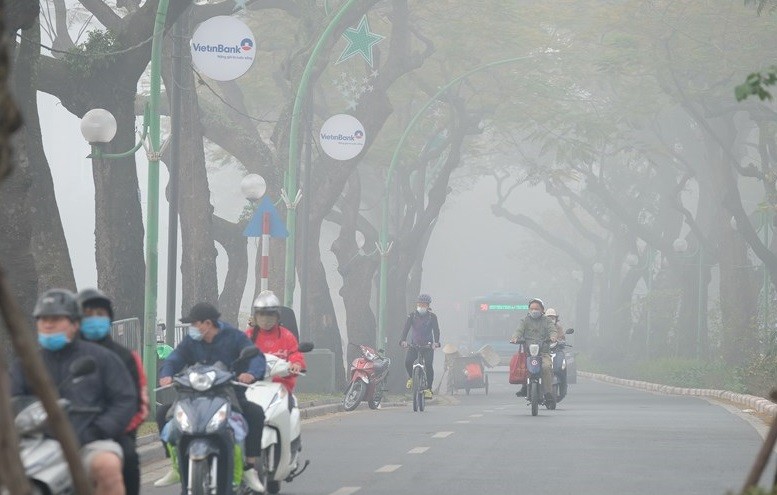 Dự báo thời tiết Hà Nội đêm nay và sáng sớm mai (18-20/3) trời lạnh, mưa phùn và sương mù rải rác; trưa chiều hửng nắng. (Nguồn: Vietnam+)
