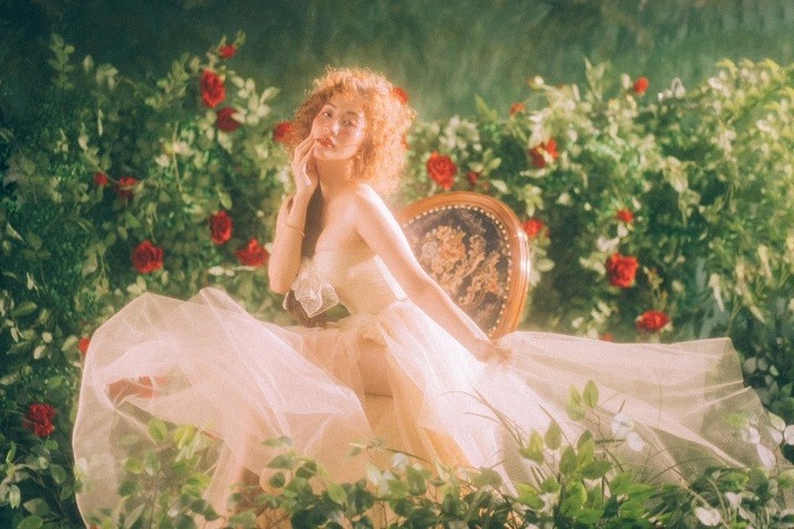 Mừng sinh nhật 40 tuổi hôm 21/3, Khánh Thi thực hiện một bộ ảnh đặc biệt lấy cảm hứng từ khu vườn hoa hồng ở Paris - nơi cô từng làm thêm suốt những năm tháng du học - và khu vườn hoa hồng do ông xã Phan Hiển trồng tặng.