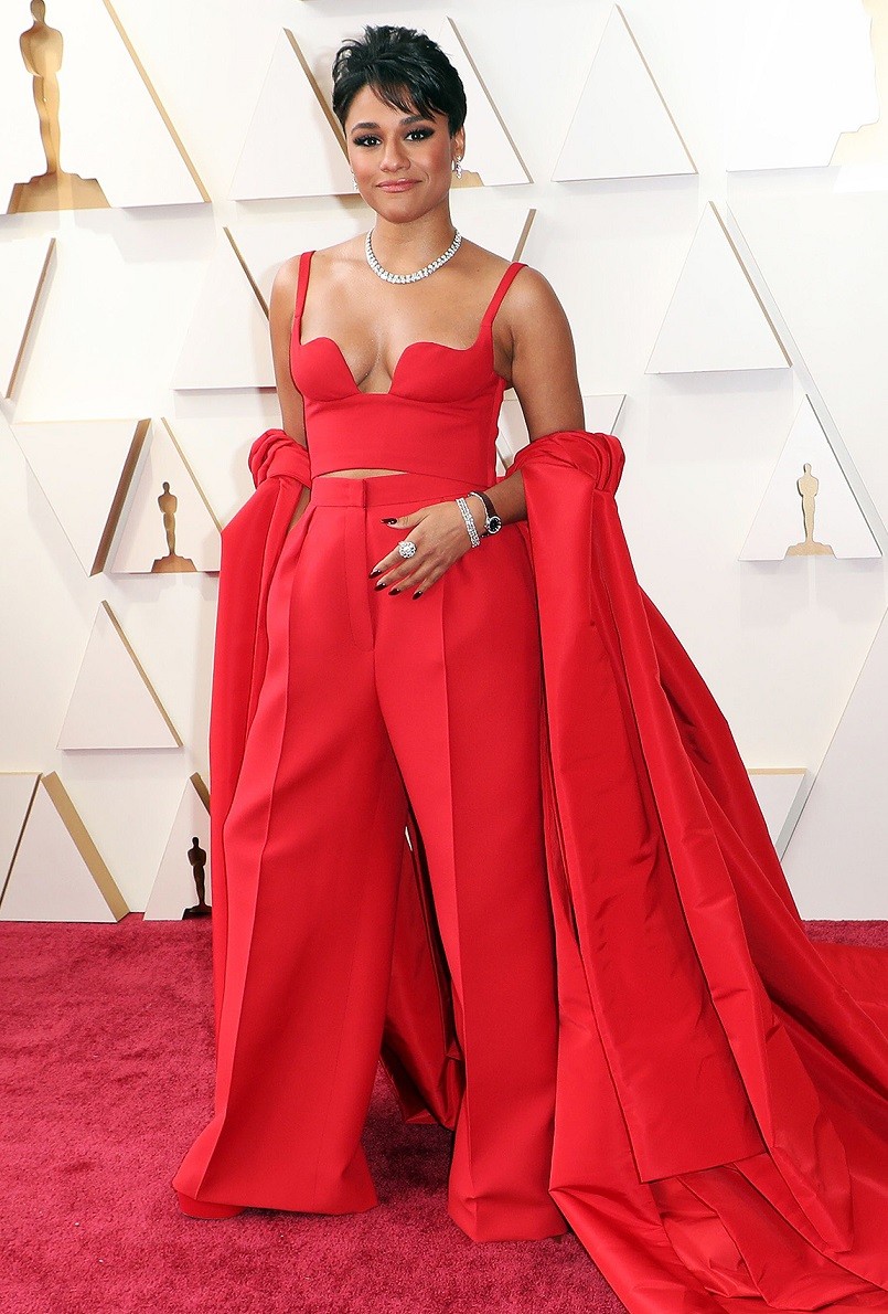 Đến Oscar 2022, Ariana DeBose chọn trang phục đỏ rực kết hợp khăn choàng lạ mắt cùng trang sức kim cương. 