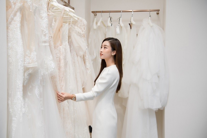 Dàn Hoa hậu Việt và Á hậu diện sắc trắng sang trọng dự sự kiện áo cưới
