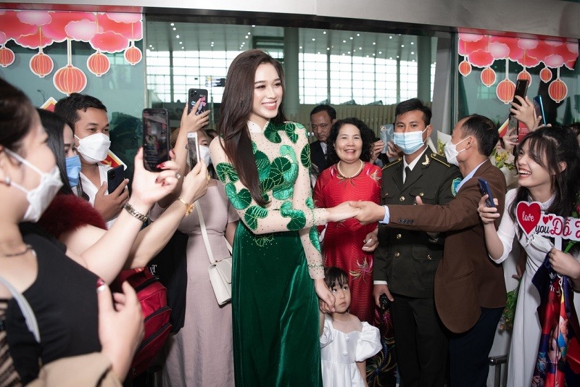 Thiết kế này từng được Đỗ Thị Hà diện ở cuộc thi Miss World 2021. 'Dân Thanh Hóa ăn rau má, phá đường tàu. Chắc nhiều người từng nghe qua câu nói này nhưng không phải ai cũng hiểu được ý nghĩa. Hình ảnh ấy là sự hy sinh thầm lặng của người dân quê tôi trong công cuộc bảo vệ đất nước giữa thời chiến', người đẹp cho biết.