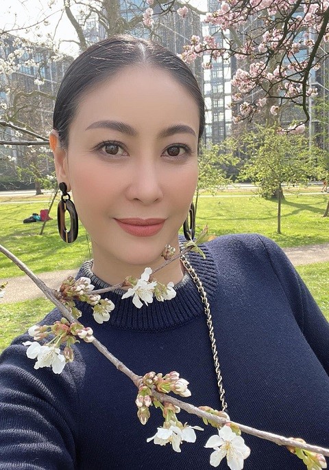 Hoa hậu Hà Kiều Anh ngắm hoa anh đào nở muộn ở London