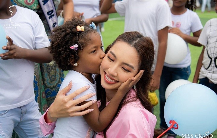 Tân Miss Grand International thăm trẻ em khuyết tật ở Nam Mỹ.