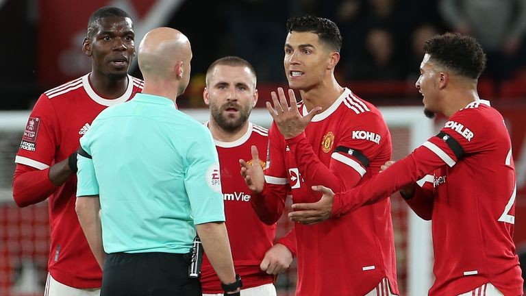 Man Utd: Sắp đón HLV Erik ten Hag; các cầu thủ mất giá theo đội; Paul Pogba khó trở lại Juventus?