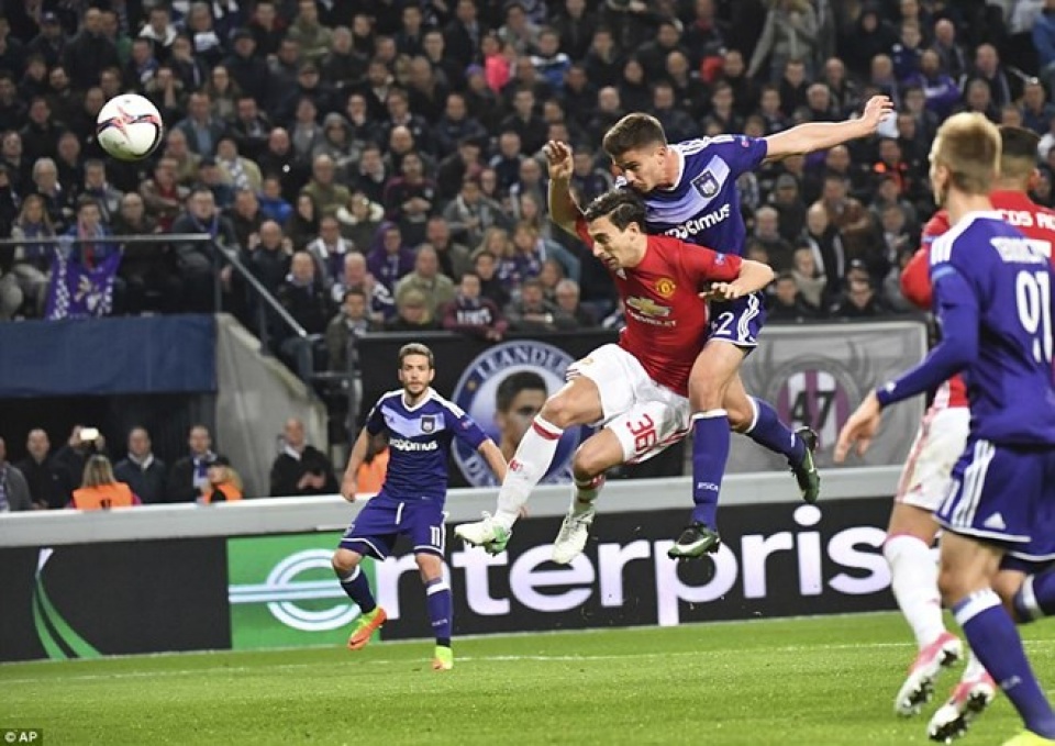 mu danh roi chien thang truoc anderlecht o nhung phut cuoi