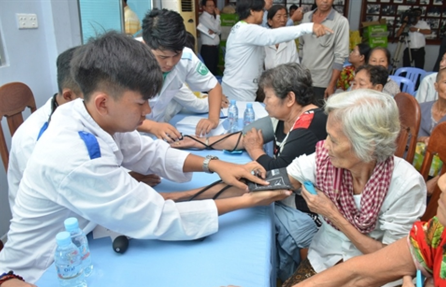 Khám và cấp thuốc miễn phí cho kiều bào, người dân Campuchia