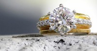 Mỹ: Tìm được nhẫn kim cương 2,5 tỷ đồng trong núi rác