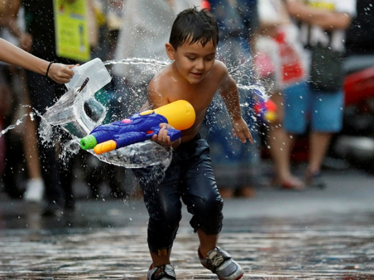 Thái Lan rộn ràng trước lễ Songkran đầu tiên sau quốc tang