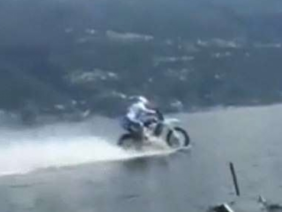 Lập kỷ lục thế giới nhờ "lướt" xe máy trên mặt hồ