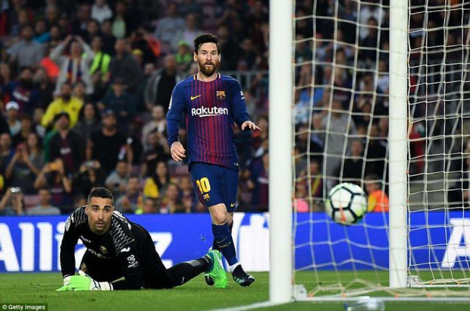 barcelona tien buoc ngoi vuong sau chuyen hanh quan den el madrigal