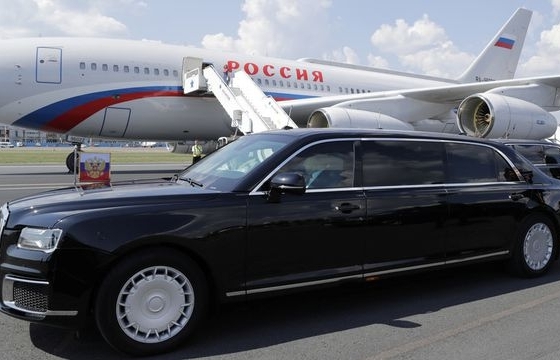 Siêu xe chở Tổng thống Putin xuất hiện ấn tượng tại Lễ khai trương nhà máy Mercedes