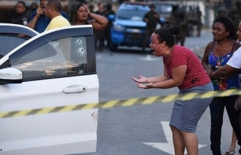 Binh sĩ Brazil xả súng một cách khó hiểu… vào xe chở gia đình