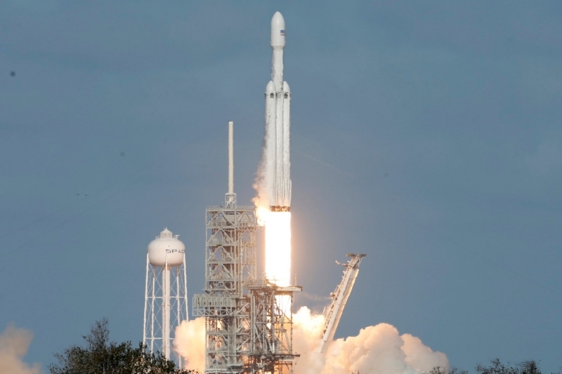 SpaceX hoãn vụ phóng thương mại đầu tiên của tên lửa Falcon Heavy