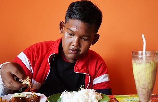 Indonesia: Cậu bé gây sốc sau khi giảm cân đến... hơn 1 tạ